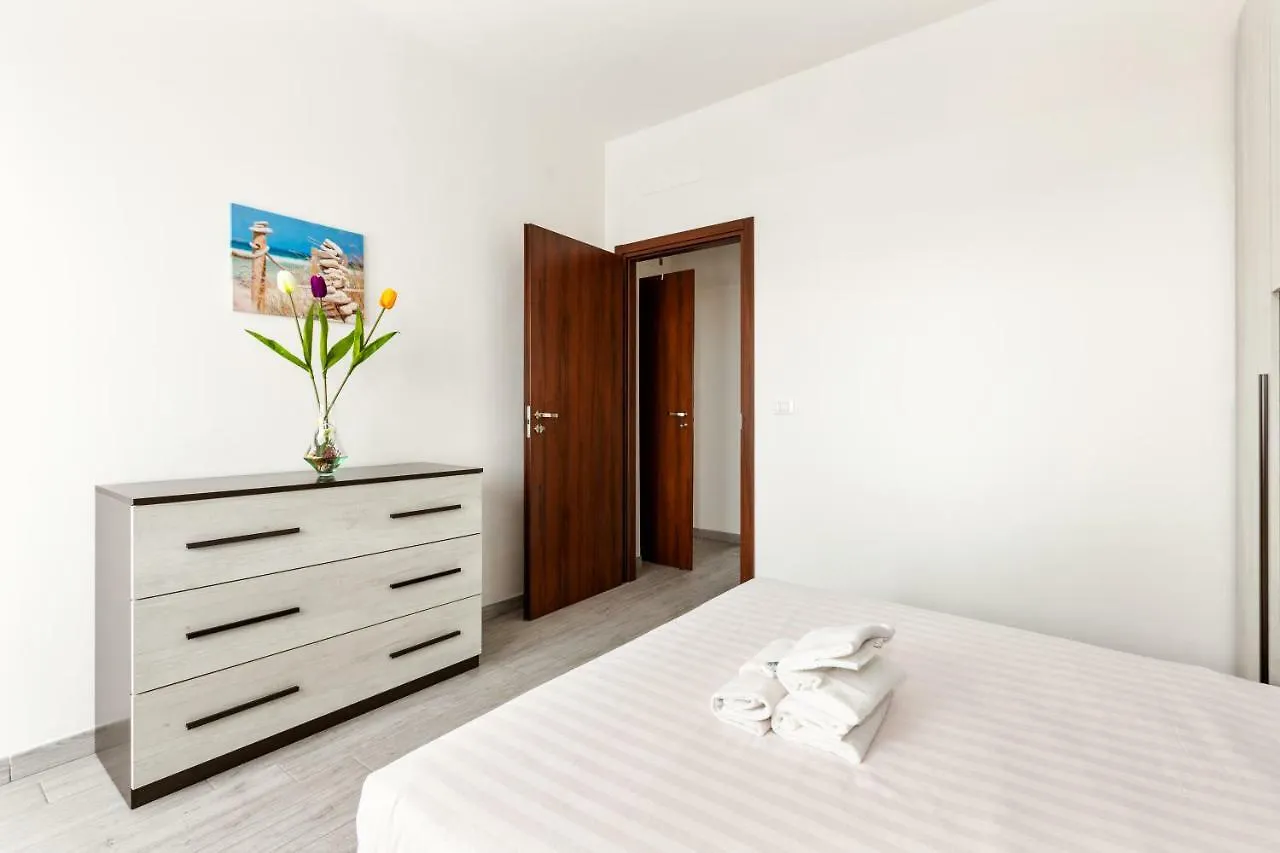 Renewed Balcony Flat With Green Garden Milan Italie