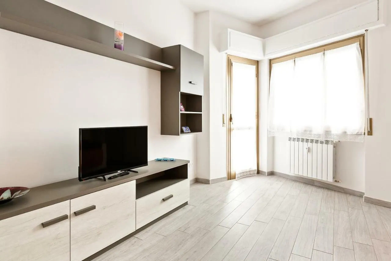 Renewed Balcony Flat With Green Garden Milan 0*,  Italie