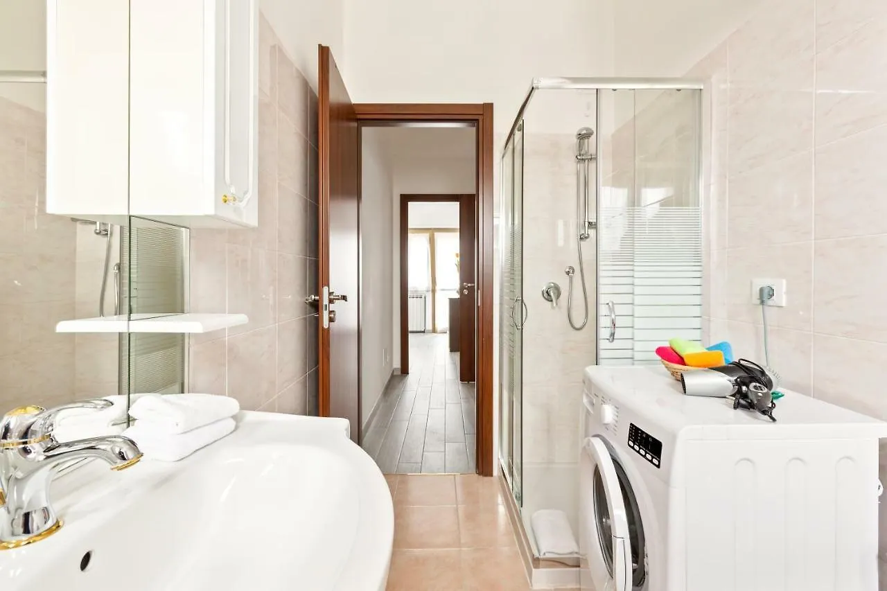 Renewed Balcony Flat With Green Garden Milan 0*,  Italie