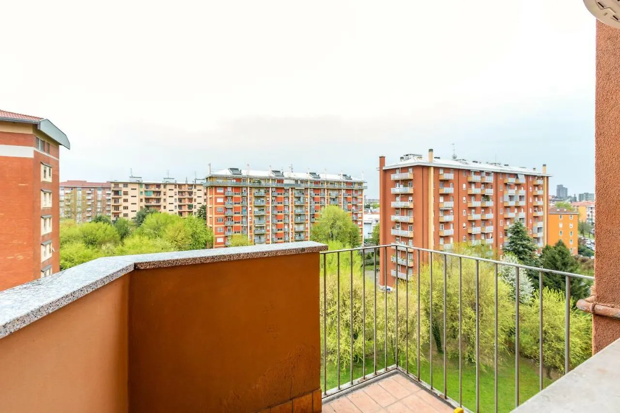 Renewed Balcony Flat With Green Garden Milan