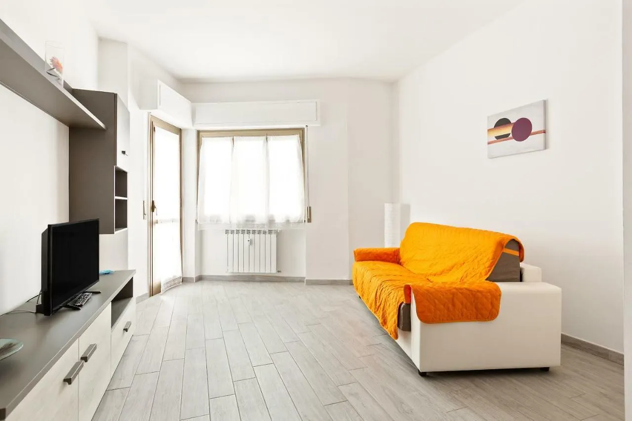 Renewed Balcony Flat With Green Garden Milán