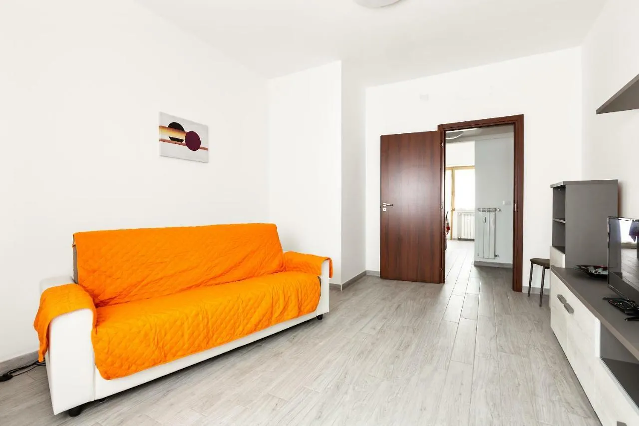 מילאנו Renewed Balcony Flat With Green Garden 0*,